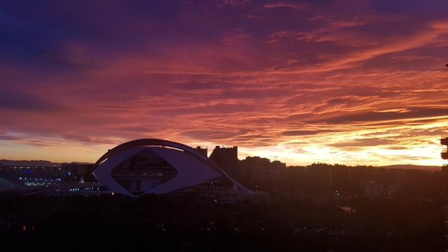 Candilazo o arrebol espectacular en el cielo de València durante el atardecer del 27 de diciembre.