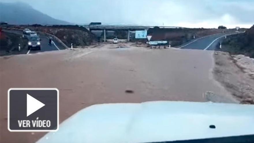 Una tromba de agua inunda la carretera de La Hoya