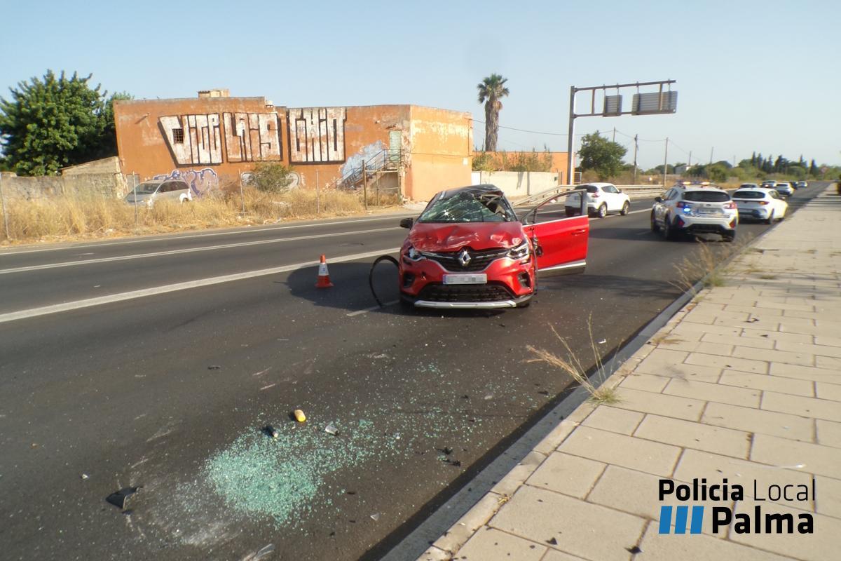 El coche accidentado quedó en medio de la carretera.