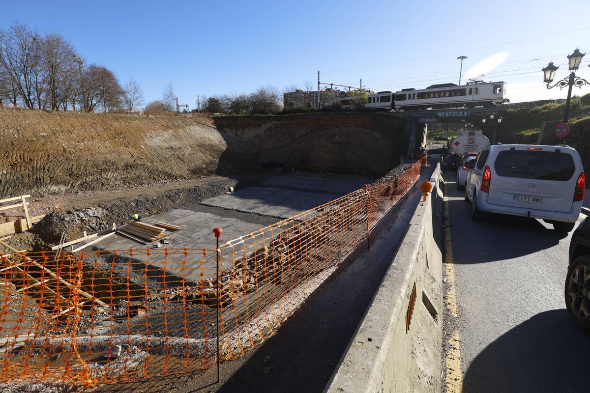Coches parados junto a las obras de ampliación de la glorieta de Luis Oliver