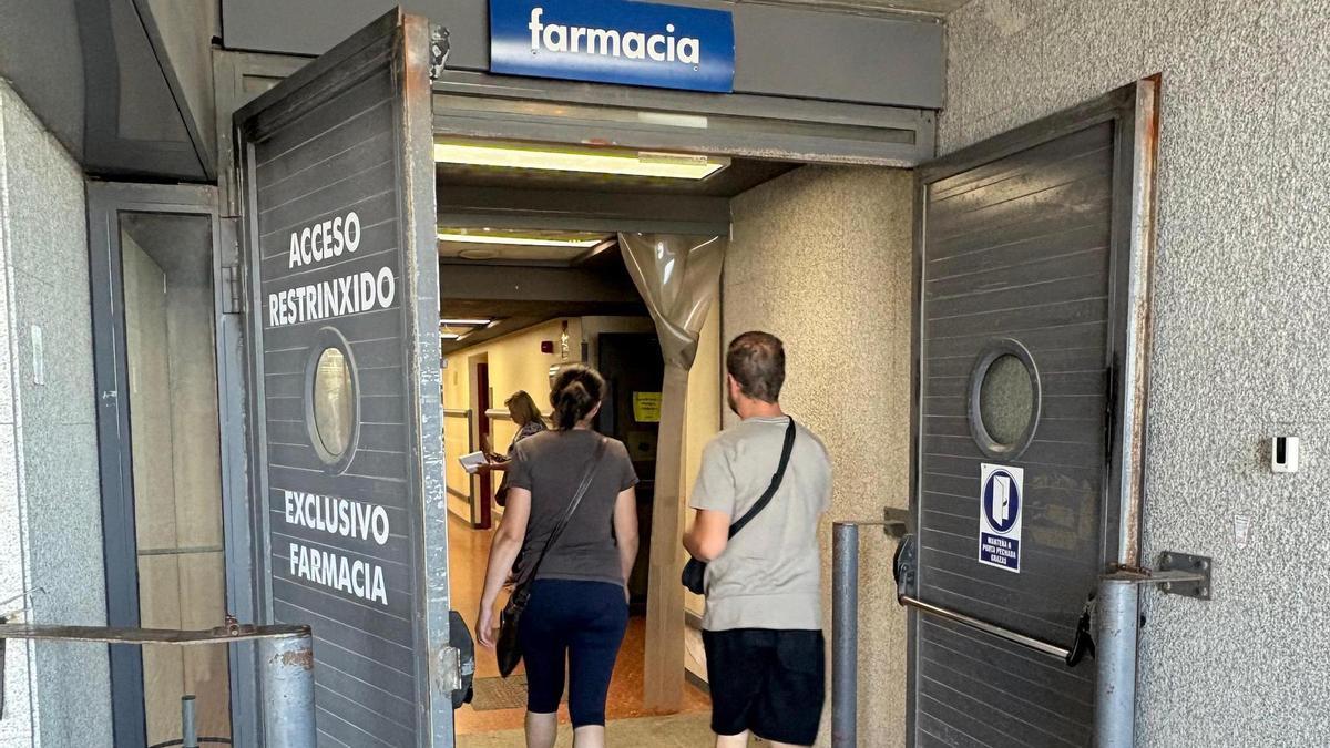 Entrada al Hospital Montecelo de Pontevedra por el servicio de Farmacia, a nivel de calle.