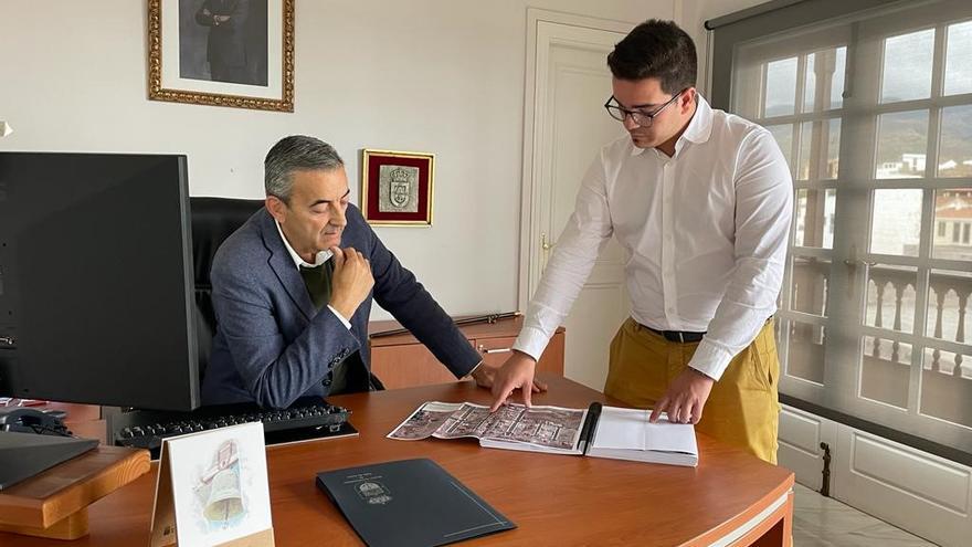 El alcalde, Sebastián Martín (sentado), y Víctor García, tercer teniente de alcalde.