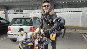 Georghe, en una bici donde llevaba utensilios para practicar rituales