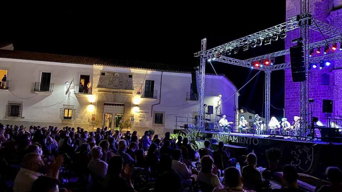 Público asistente a uno de los conciertos del festival internacional de guitarra en una edición anterior en Coria.