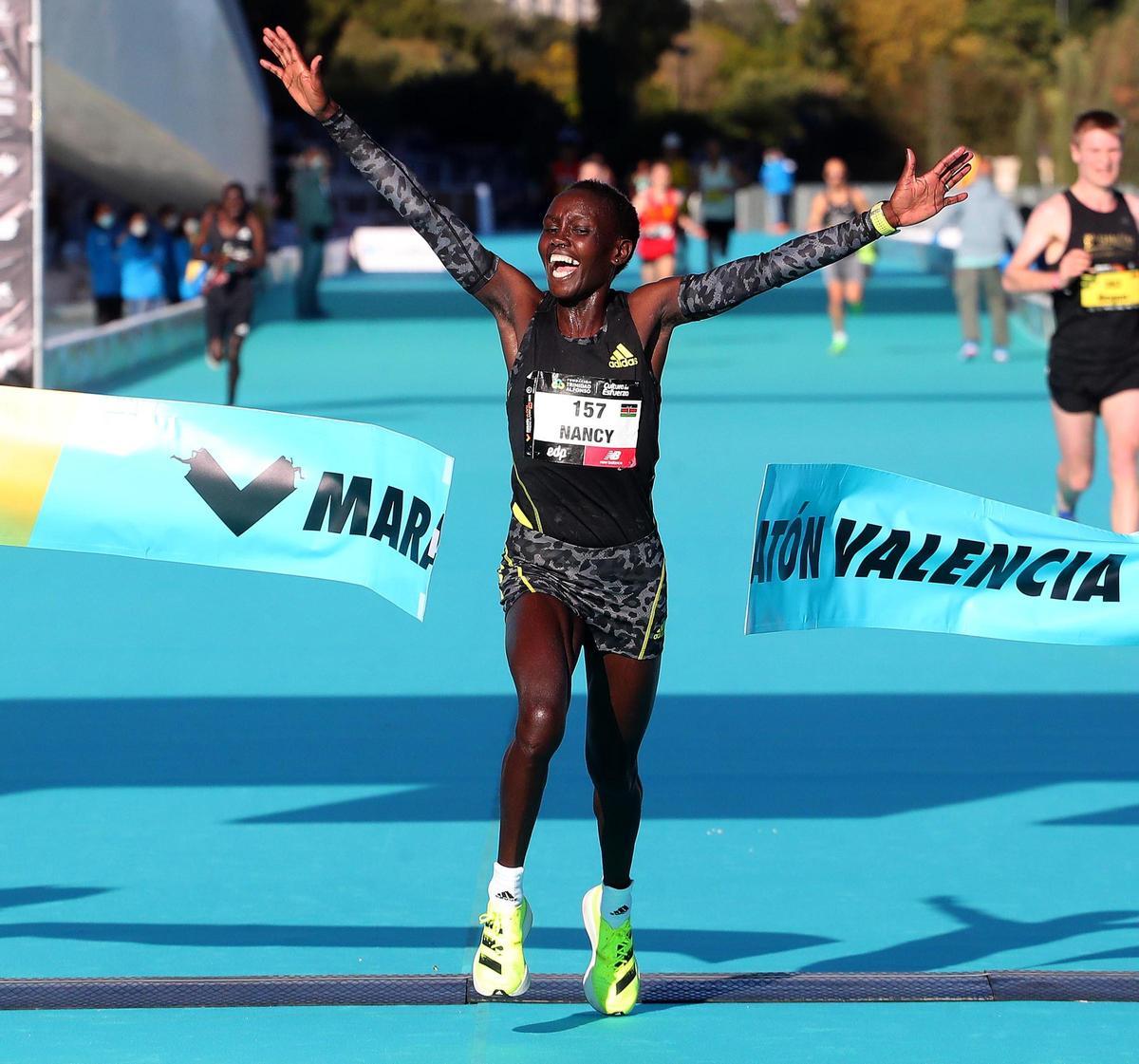 Nancy Jelagat, al cruzar la línea de meta en el Maratón Valencia de 2021.