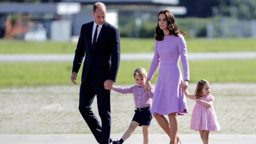 Los duques de Cambridge, Guillemo y Catalina, junto a sus hijos el príncipe Jorge y la princesa Carlota