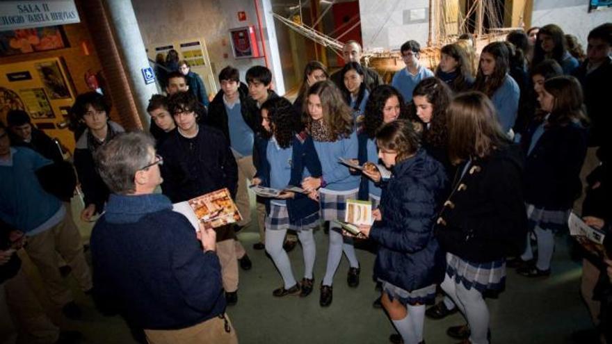 Los alumnos del colegio San Fernando, ayer, durante la visita al Museo Marítimo de Asturias.