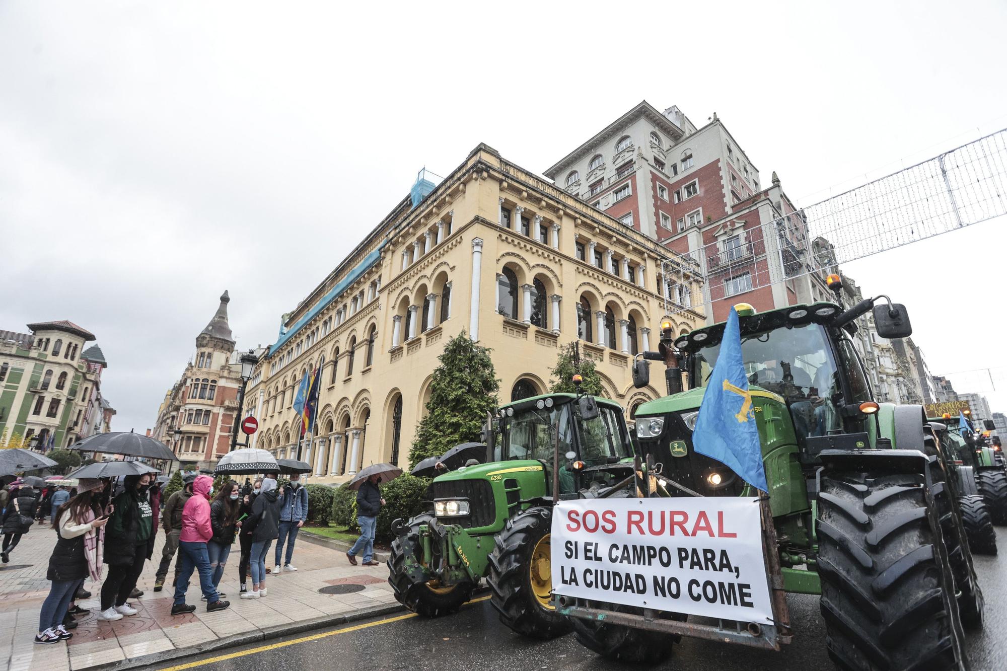 Tractorada en Oviedo de los trabajadores del campo asturiano: "No podemos más"