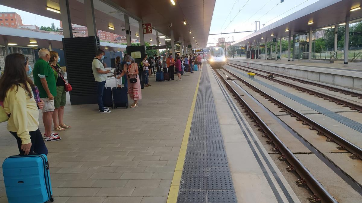 Un tren en la estación de ferrocarril de Zamora