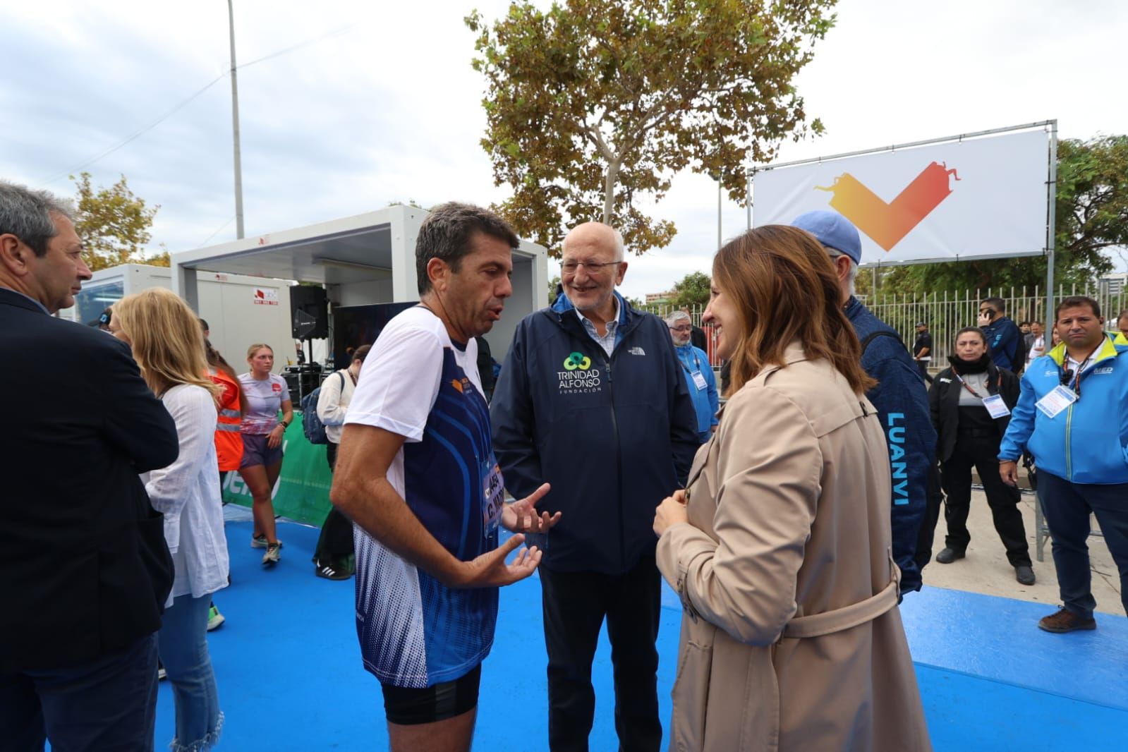 Carlos Mazón participa en la media maratón de València