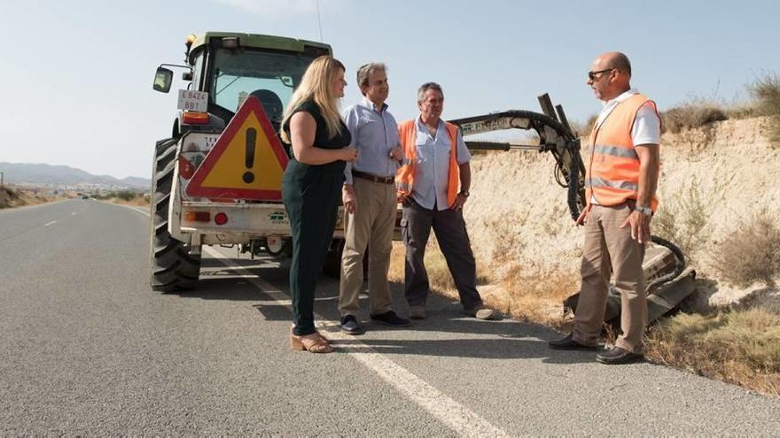 El director general de Carreteras y la alcaldesa de Mazarrón observan los trabajos.