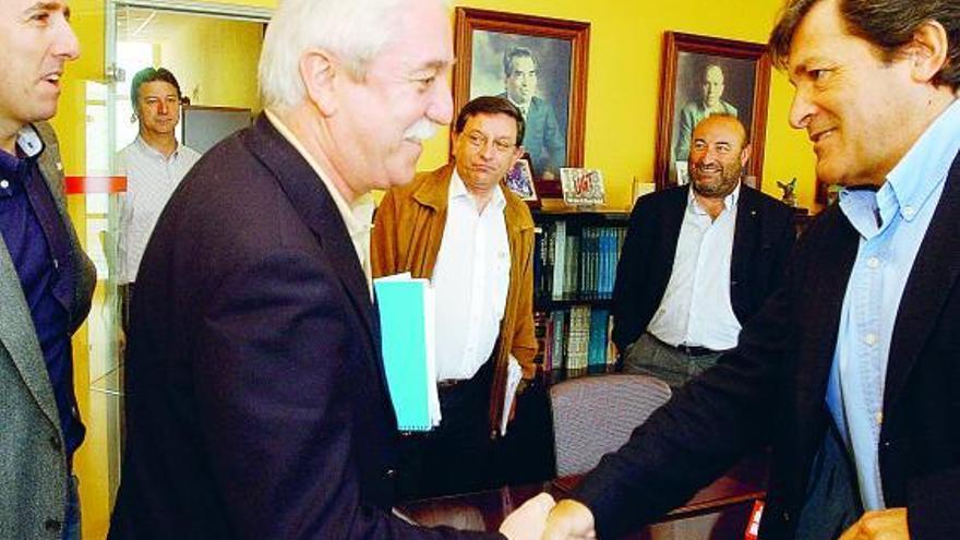 Justo R. Braga y Javier Fernández se saludan en presencia de Jesús Gutiérrez, Tino Ron, Eduardo Donaire y Pedro García.