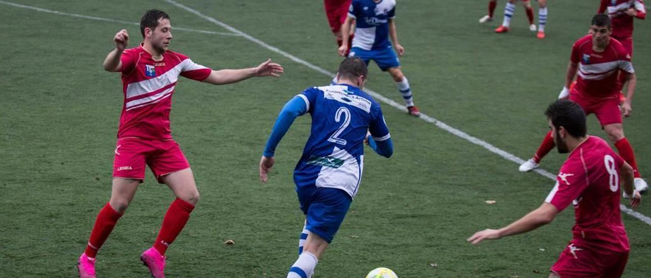 Dani Hevia se lleva el balón en el partido contra el Vallobín.