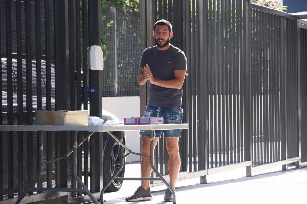 Desde las 9h de la mañana, jugadores, cuerpo técnico y personal del Málaga CF han ido pasando por el estadio de La Rosaleda para someterse a las pruebas de detección del Covid-19.