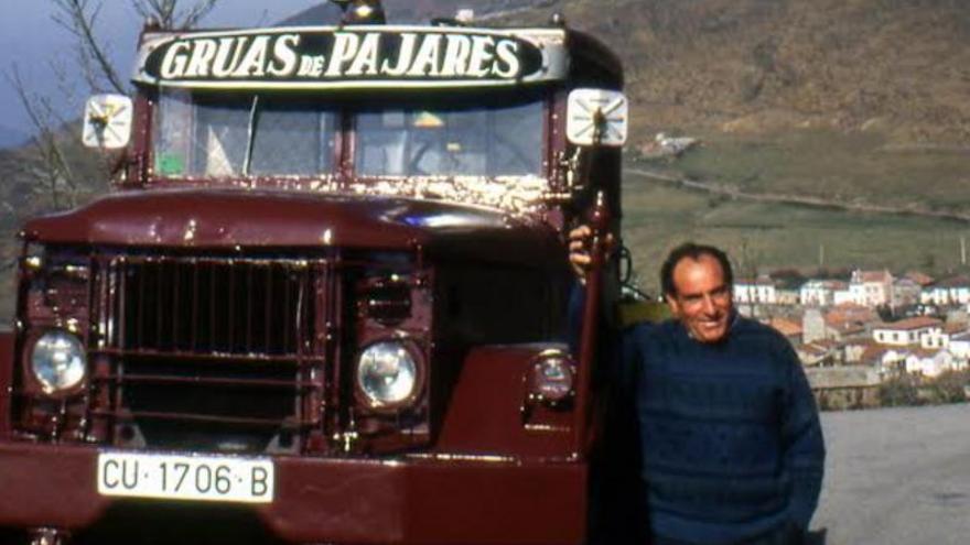 Isaac García Álvarez, «Saso», con su grúa, en el pueblo de Pajares. | Archivo de Alberto Puerta