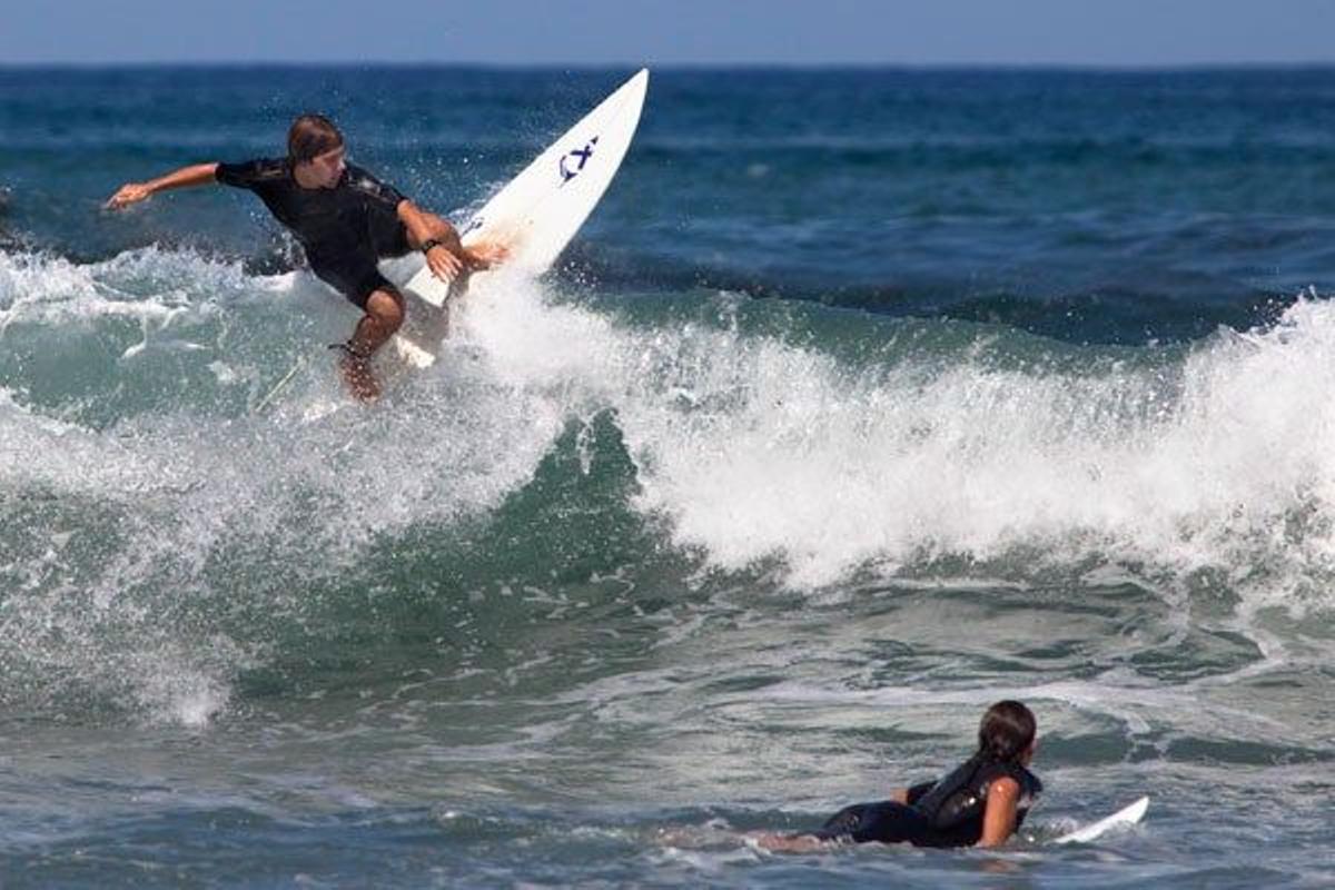 Aprender a surfear en una kilométrica playa del País Vasco