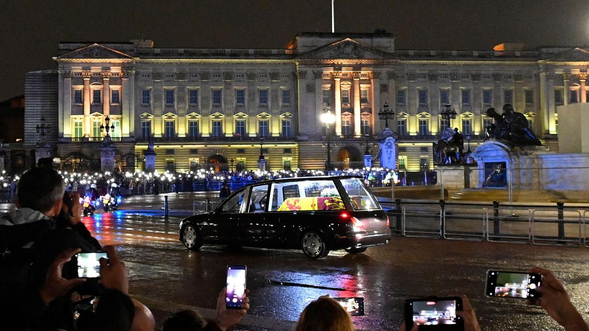 El féretro de la reina Isabel II, llegando al Palacio de Buckingham