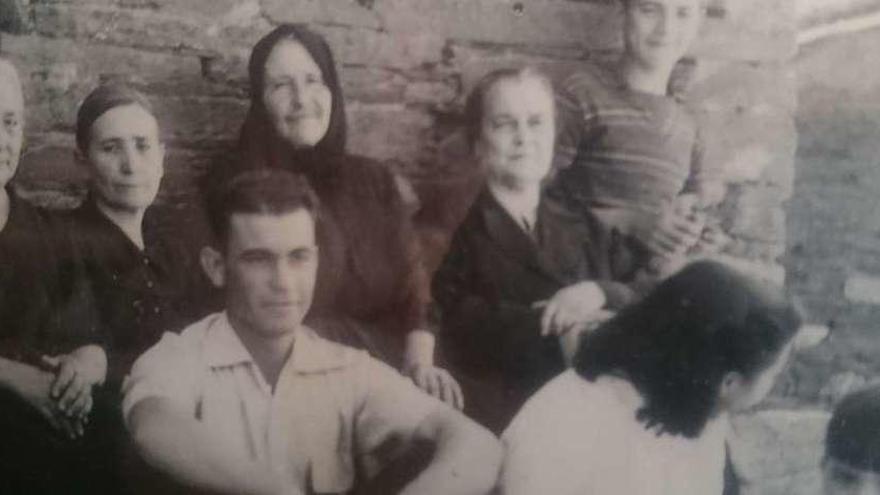 Las viudas, víctimas de los asesinatos de los maridos, Florentina, Maria Calvo, Dorotea y Teresa, en una foto tomado en Losacio.