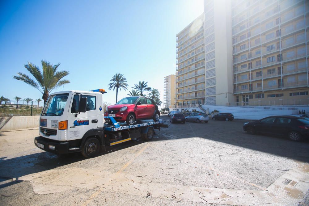 Tres edificios de la playa de San Juan siguen anegados y 120 viviendas sin luz ni agua