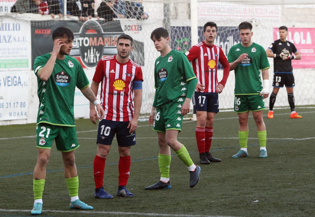 Mauro y Salgueiro entre varios futbolistas del Deportivo Fabril en el partido disputado en el campo de O Morrazo.