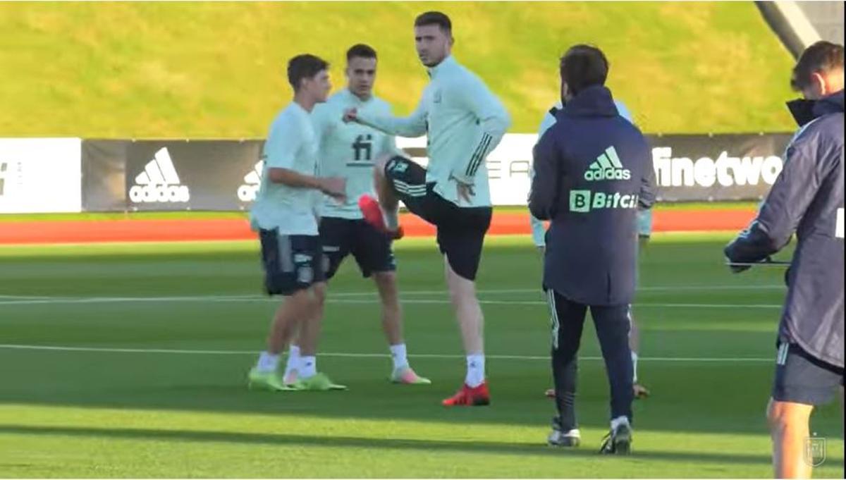 Gavi, entrenando con la selección española