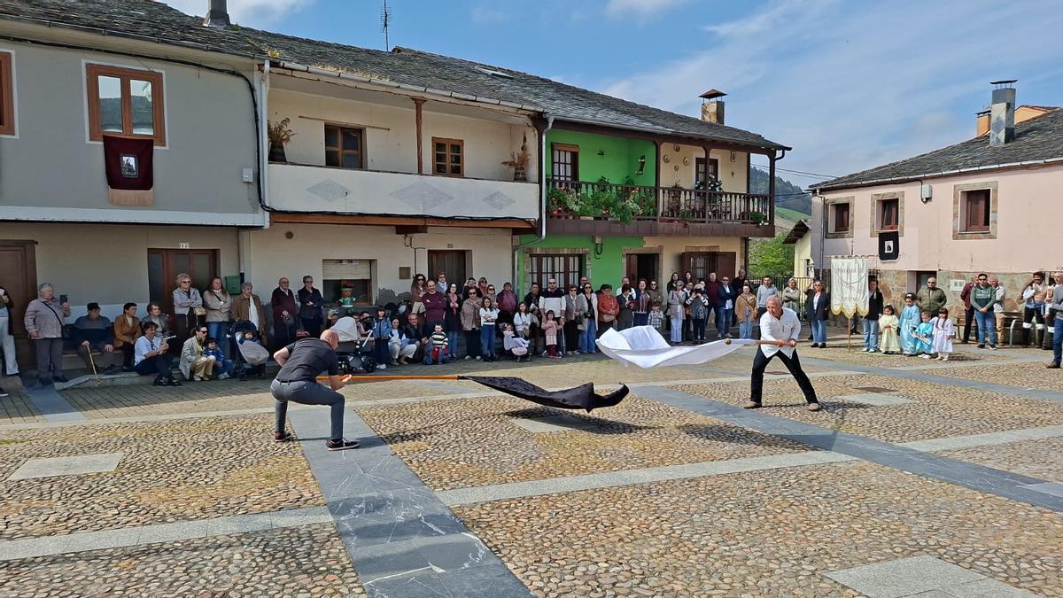 VÍDEO: El tradicional bandeo de pendones que marca el final de la Semana Santa de Piantón (Vegadeo)