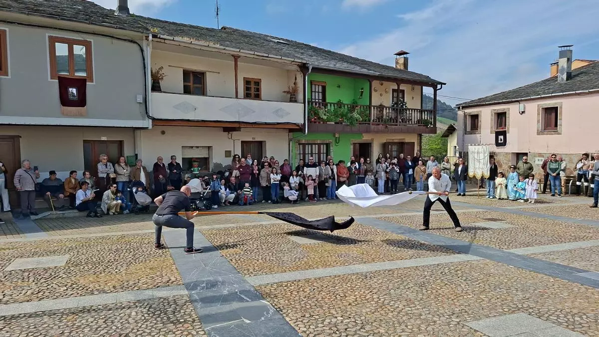 Piantón se llena para su tradicional bandeo de pendones en el que la vida se impone a la muerte: "Merece la pena"