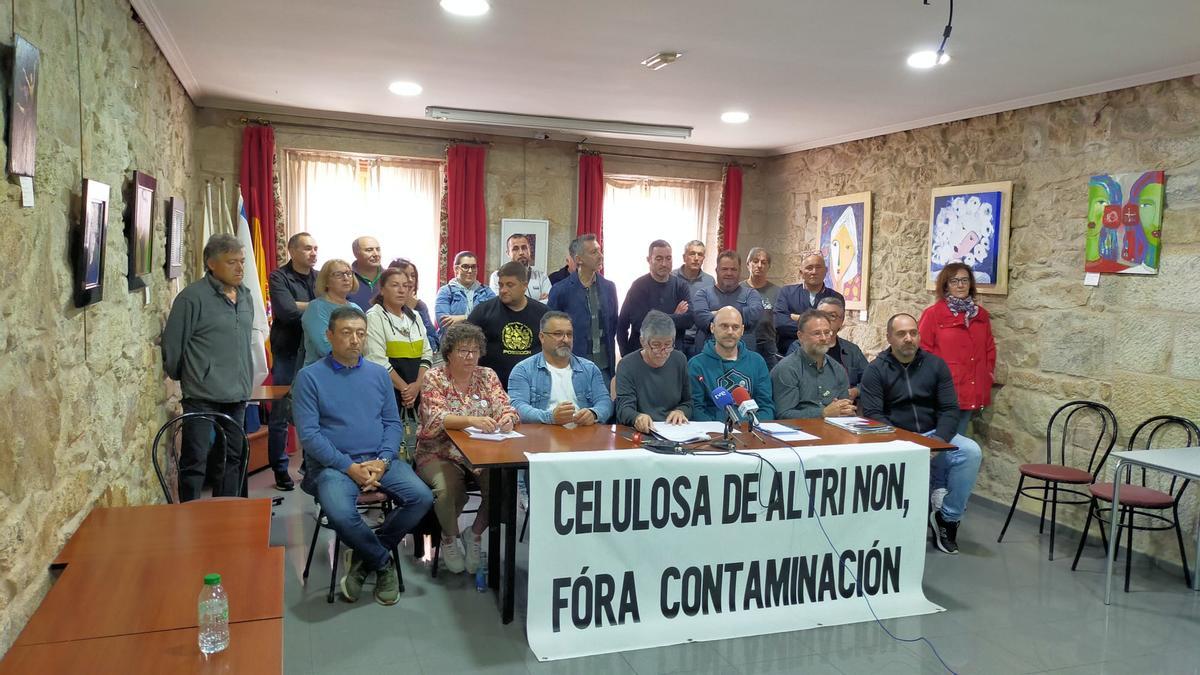 Miembros de Por unha Ulloa Viva y Plataforma en Defensa da Ría de Arousa.