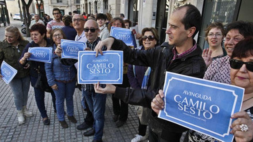 Madrugada al raso en Alcoi para ver a Camilo Sesto