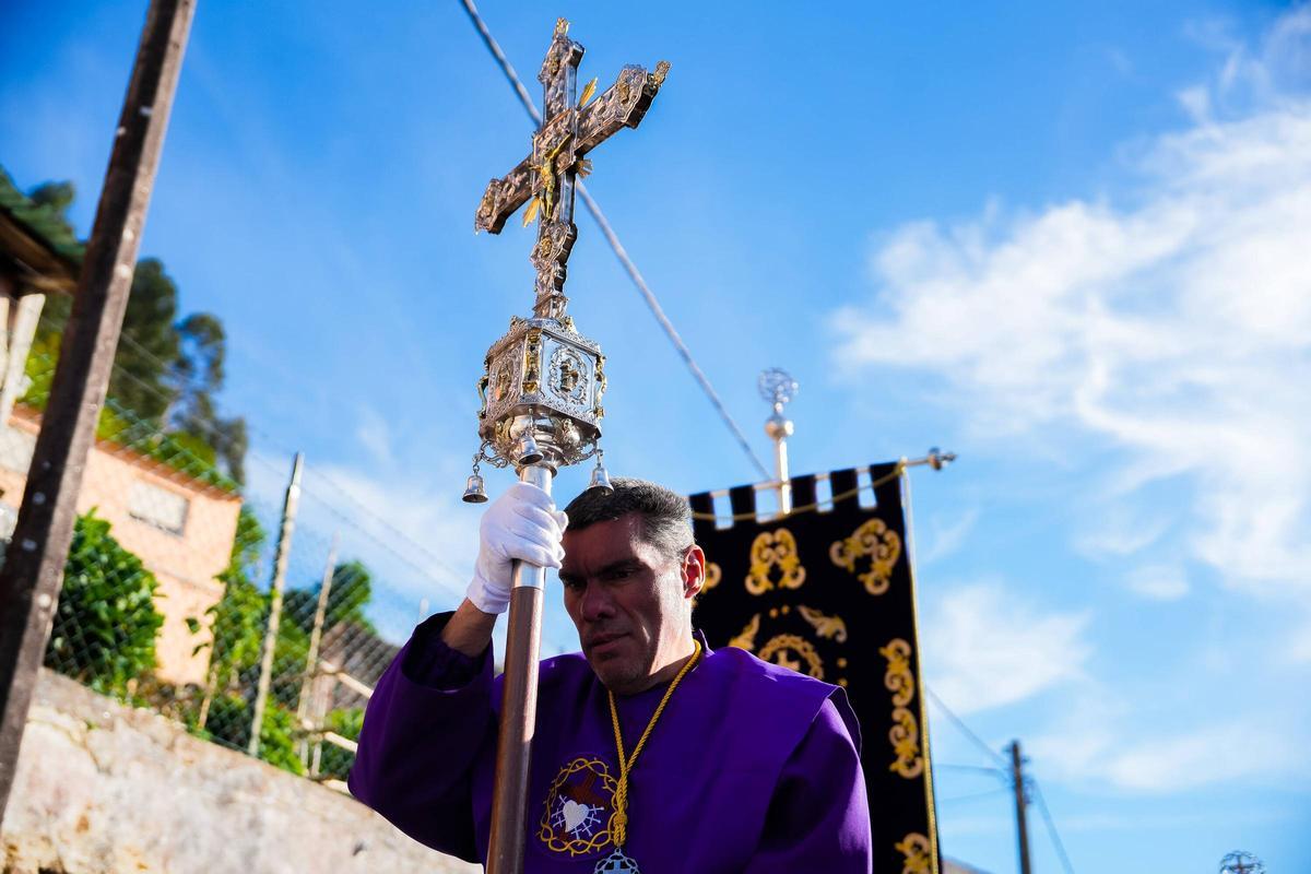 Procesiones en Vigo: los pasos de Noso Pai Xesús Nazareno e a Virxe Dolorosa desfilaron por Teis