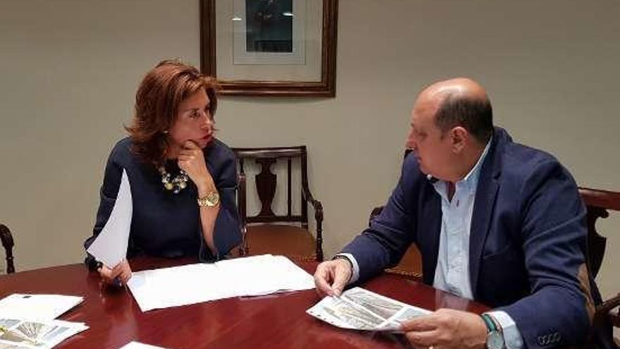 Reunión de Marisol Díaz y Manuel Pérez, ayer.  // FdV