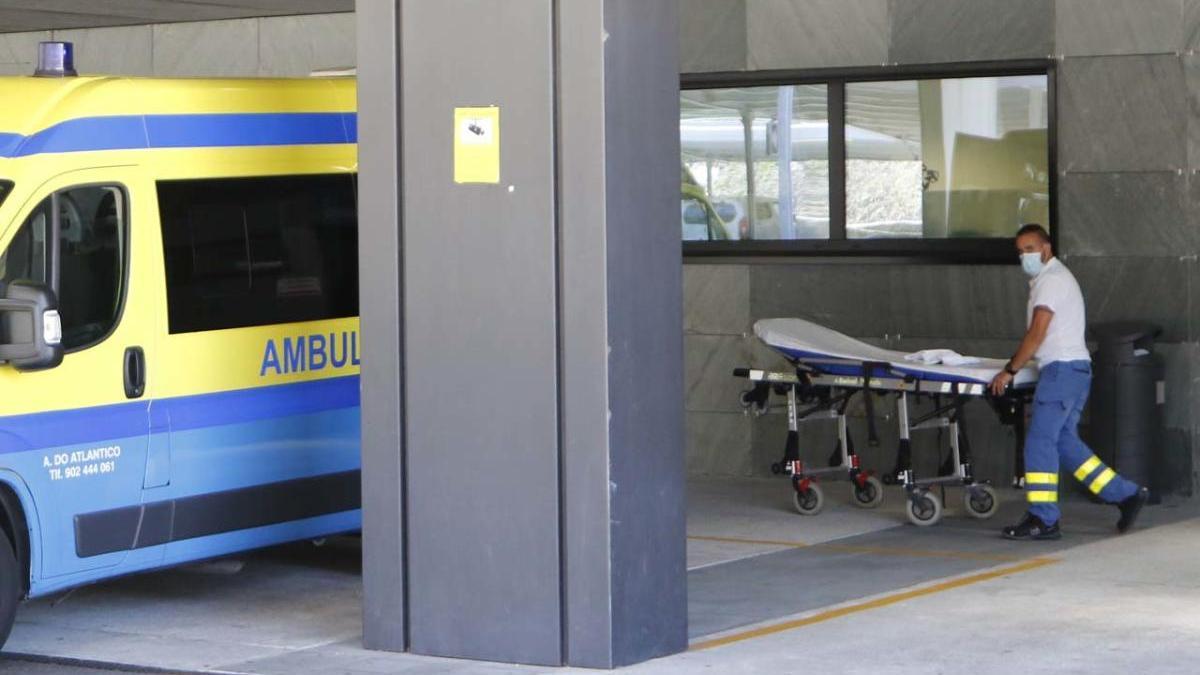 Un técnico de ambulancia se dirige a Urgencias del Cunqueiro. // A. Villar