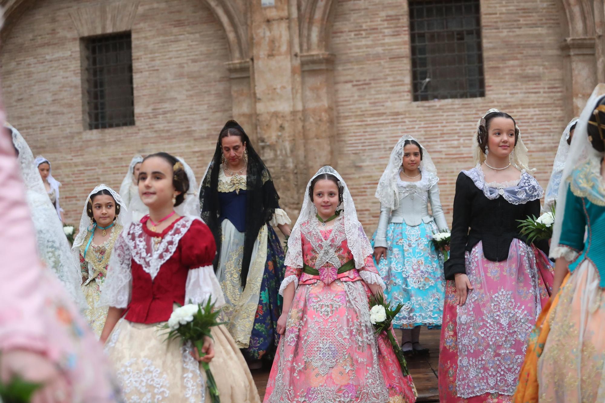 Búscate en el primer día de ofrenda por la calle de la Paz (entre las 17:00 a las 18:00 horas)