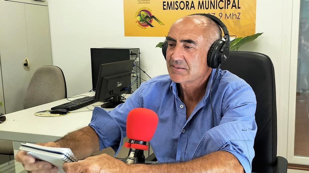 Juan Luis Fernández en los estudios de Radio Moneserio