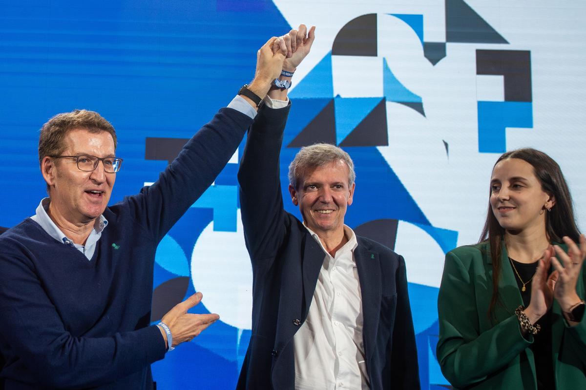 El presidente nacional del PP, Alberto Núñez Feijóo (i) y el presidente de la Xunta de Galicia y candidato del PP a la reelección, Alfonso Rueda (c), durante un mitin de campaña, en el Lalín Arena, a 9 de febrero de 2024, en Lalín, Pontevedra, Galicia (Es