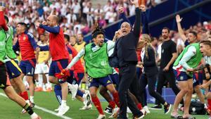 Lios de la Fuente celebra el triunfo de España en la prórroga ante Alemania en Stuttgart