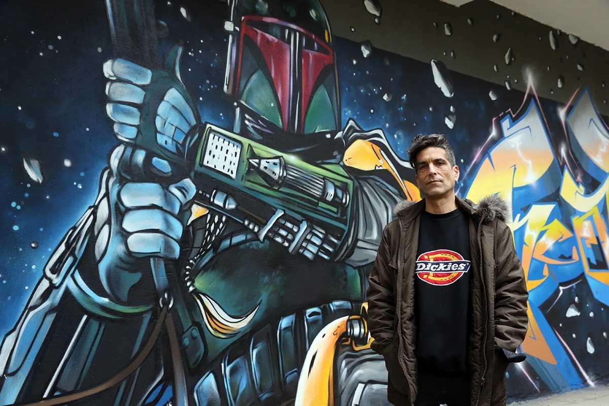 Powone ante uno de sus grafiti. Arriba, mural dedicado al Marisquiño.