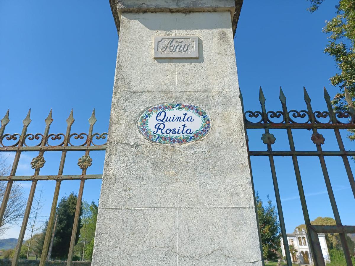 Detalle de la entrada de Quinta Rosita, en Portiella (Ables)