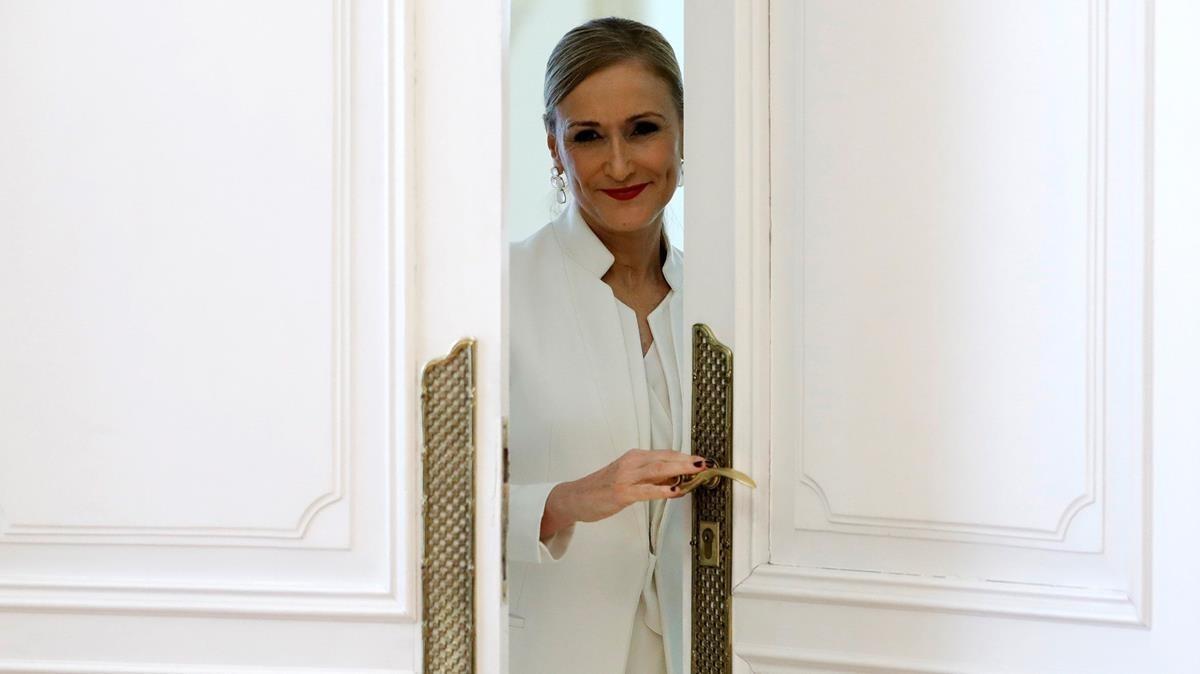 Cristina Cifuentes, tras la rueda de prensa en la que ha anunciado, este miércoles, su dimisión como presidenta de la Comunidad de Madrid.