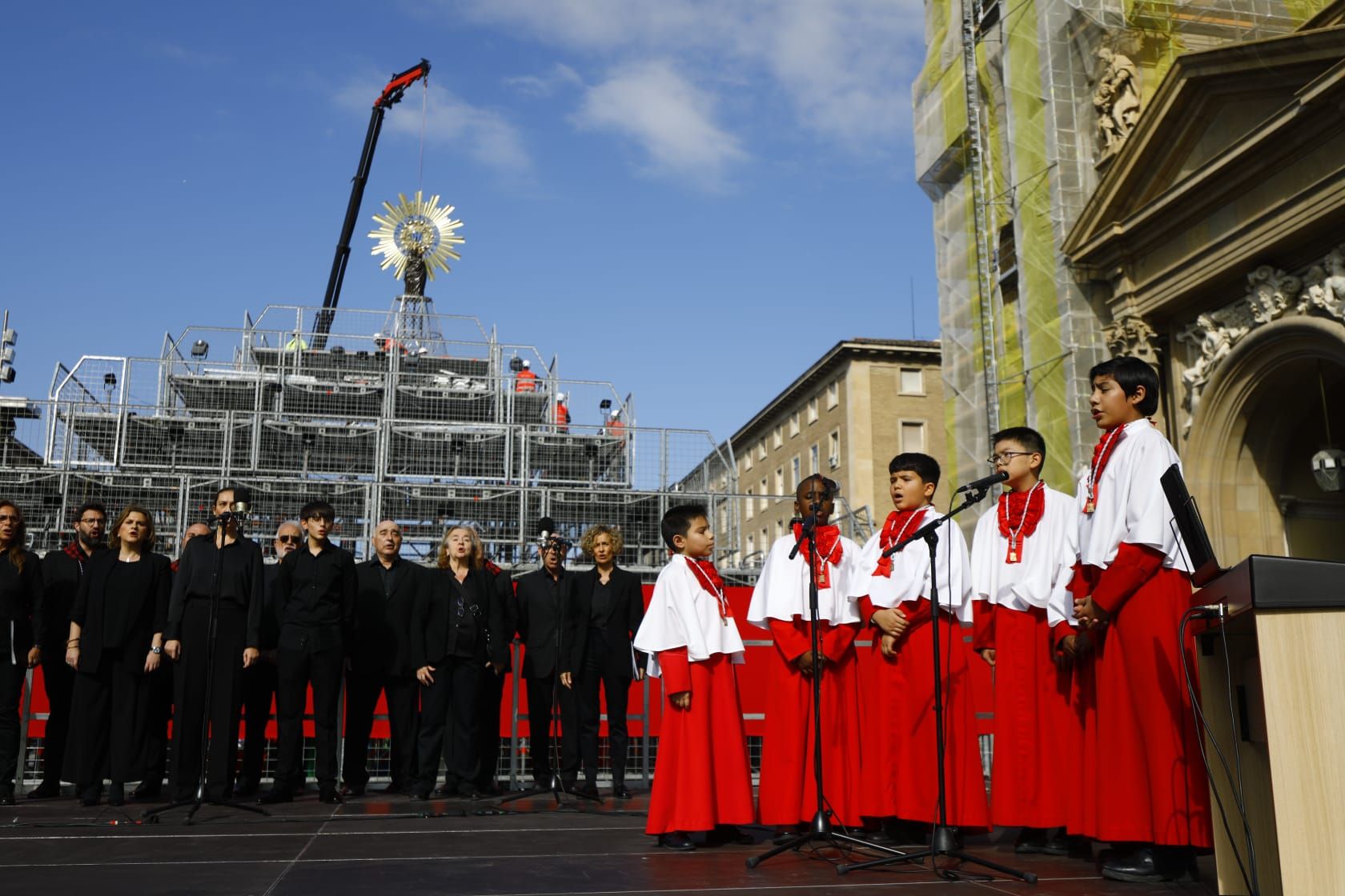 La Virgen ya preside la plaza del Pilar