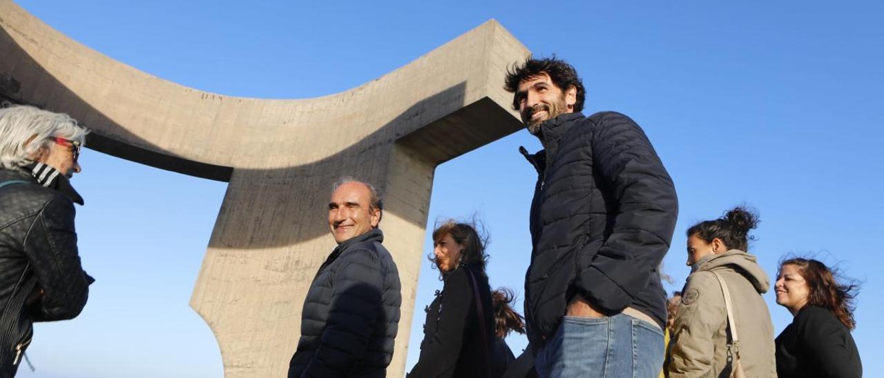 Mikel Chillida, a la derecha, junto a su padre, Luis Chillida, en una visita al &quot;Elogio del Horizonte&quot; en 2018.