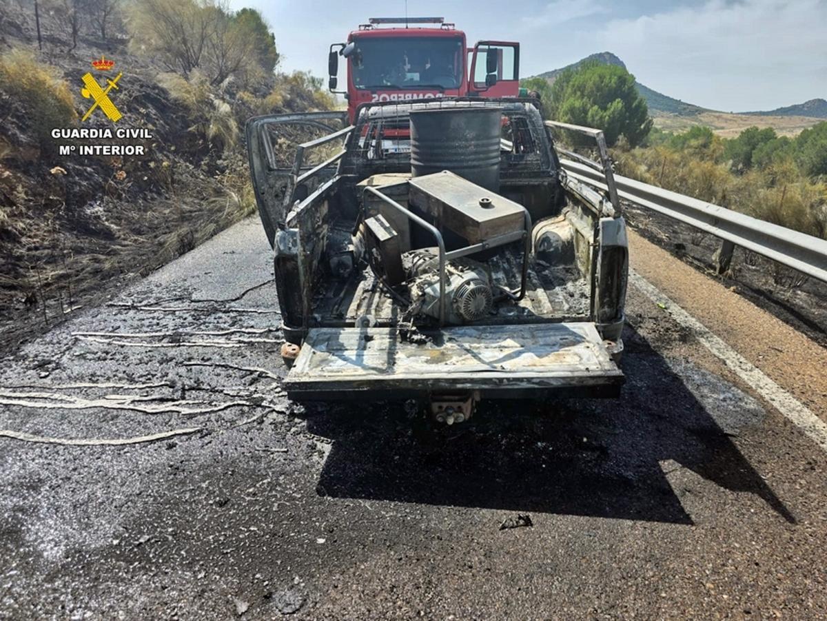 El vehículo calcinado tras el incendio.
