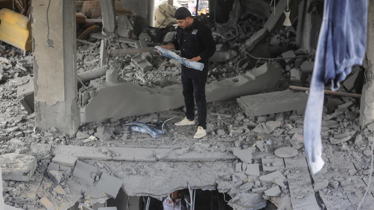 Escombros de un edificio atacado en la localidad de Rafá, en la Franja de Gaza.