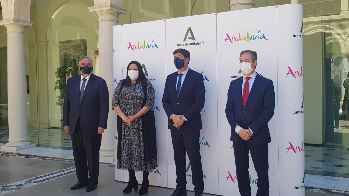 Dolores Amo y Juan Marín, en el centro, tras la firma del convenio en Granada.