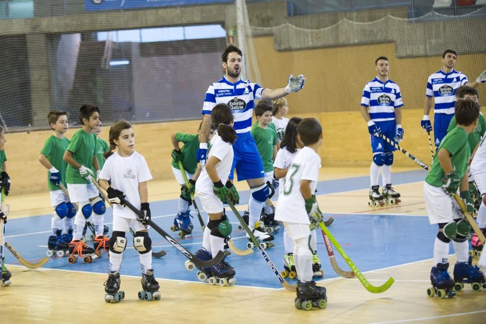 El equipo de hockey sobre patines presenta en el Palacio de los Deportes de Riazor las equipaciones para la temporada. La primera seguirá siendo verdiblanca y la segunda, blanquiazul como la del Dépor