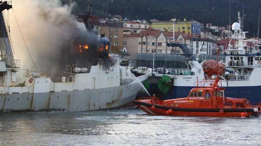 Hasta el muelle de la empresa Frigoríficos se trasladaron bomberos y Salvamento Marítimo para sofocar las llamas del &quot;Calvao&quot;.  // C. Giménez