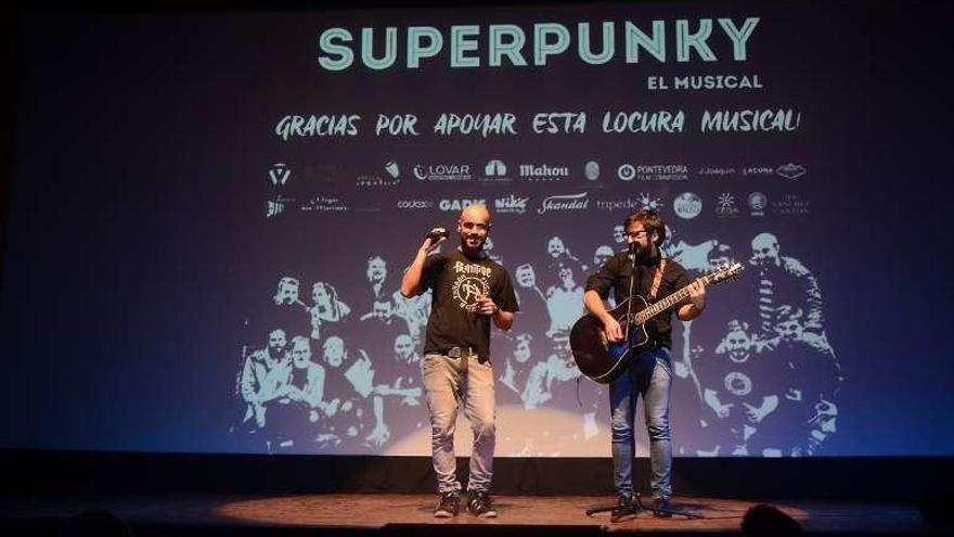 Una imagen del debut, ayer, del musical &quot;Superpunky&quot;. // Rafa Vázquez