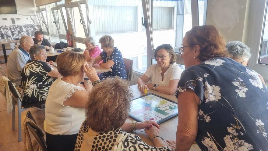 El Club Santa Olaya de Gijón se sienta a la mesa para jugar al parchís como calentamiento de sus fiestas sociales