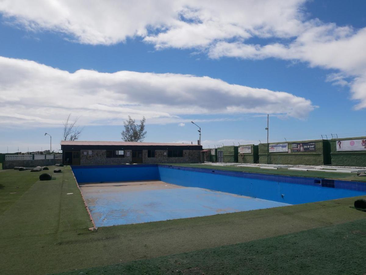 La piscina del Restaurante Aeroclub tras el cierre del local.