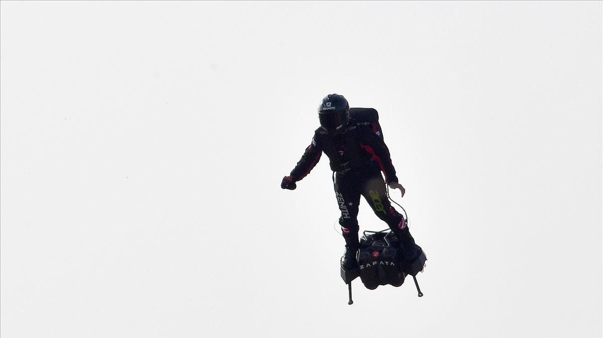 zentauroepp49207563 franky zapata stands on his jet powered  flyboard  as he tak190725093920